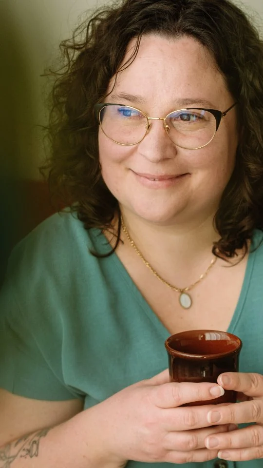 💜 Une autrice à découvrir absolument !!! 📚

Une femme, apicultrice, nous raconte son quotidien dans les Ozarks aux États-Unis.

Entre les abeilles, les fleurs et sa force, nous découvrons une autre manière de vivre.

Un livre fort et plein de sagesse, à dévorer comme à picorer.

#books